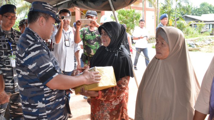 Usai Latihan Tempur, Koarmabar Bagi-bagi Sembako dan Barsihkan Kampung Nelayan