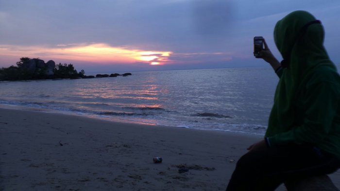 Lihat Sunset Sambil Nikmati Kelapa Muda, Inilah Sensasi Wisata Pantai Lubuk Kundur