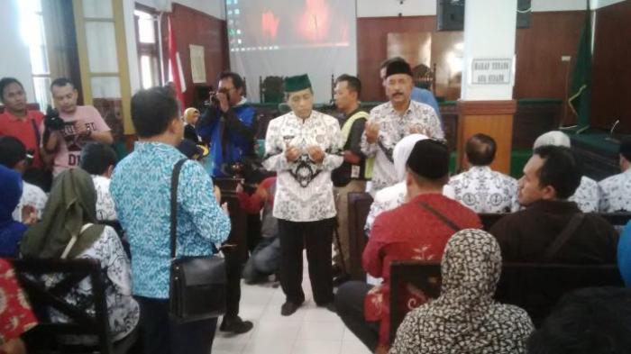 Puluhan Guru Berdoa di Ruang Sidang Sebelum Putusan Kasus Guru Cubit Siswa