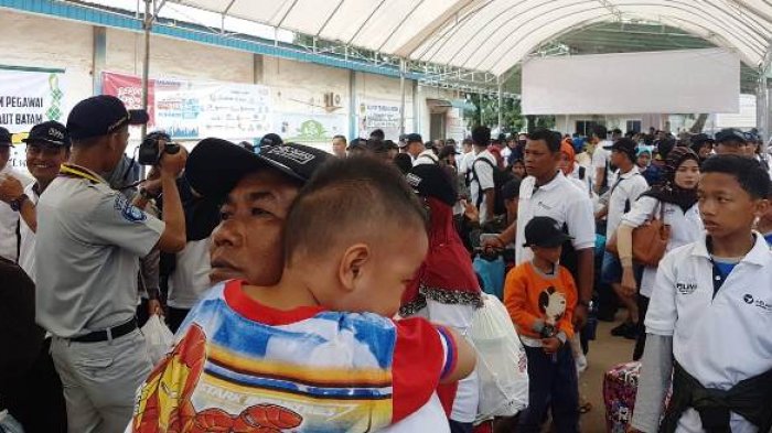 Polisi Kerahkan K9 Periksa Barang Bawaan Calon Penumpang KM Kelud di Pelabuhan Batuampar