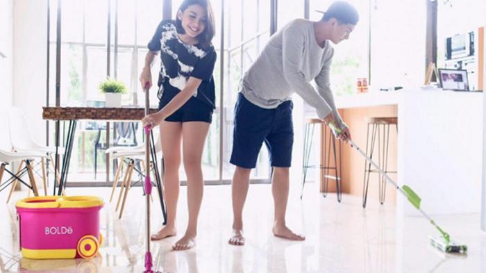 Begini Komentar Netizen Lihat Chelsea Olivia dan Glenn Alinskie Ngepel Lantai Bareng