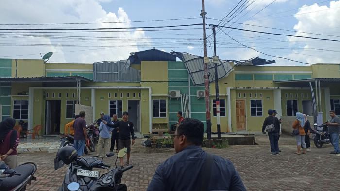 ANGIN PUTING BELIUNG DI KARIMUN - Pihak Keluarahan Menghimbau warganya untuk mengungsi sementara waktu menghindari Potensi Bahaya lanjutan, Selasa (14/4/2026)