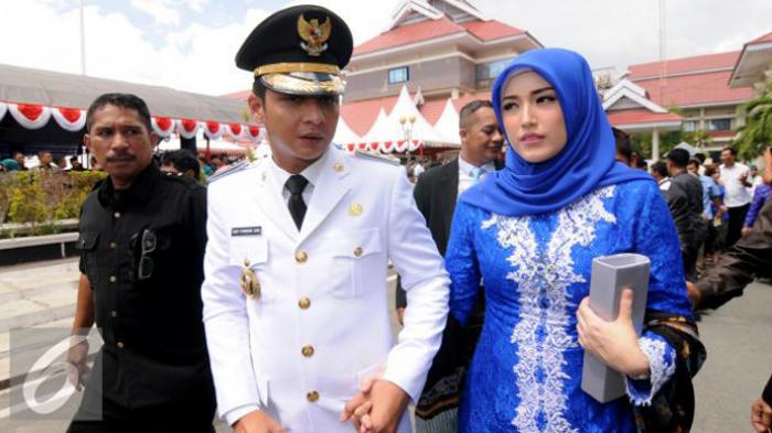 Ini Tampilan Pasha Ungu bersama Adelia Setelah Dilantik Sebagai Wakil Walikota Palu - pasha-ungu-dengan-seragam-wakil-walikotanya-saat-berjalan-bersama-adelia2_20160218_101606.jpg