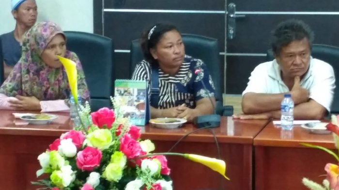 Digusur Tak Boleh Jualan di Pasar Sore, Wanita Ini Menangis Sesenggukan di Hadapan Wakil Rakyat