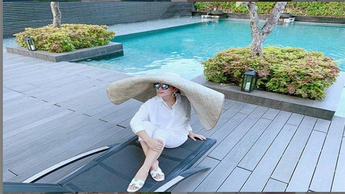 Gunakan Sandal Teplek di Singapura dengan Reino Barack, Harga Tas Syahrini Sampai Ratusan Juta