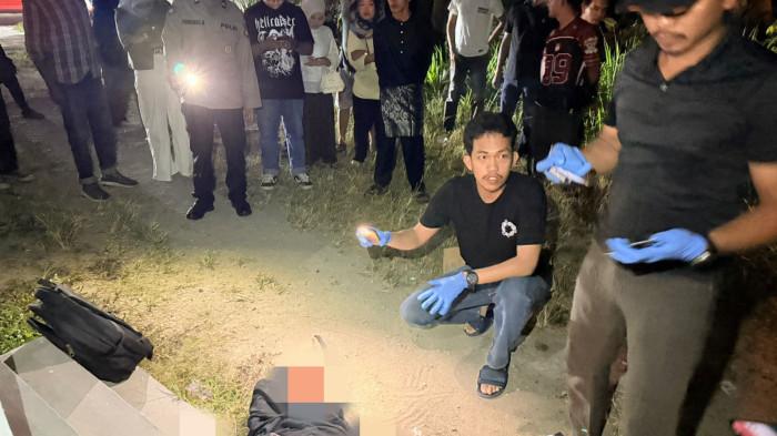 PENEMUAN MAYAT DI KARIMUN - Pihak Kepolisian melakukan olah TKP penemuan mayat pria di Kabupaten Karimun, Senin (23/3/2026) malam