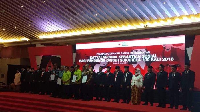 Sudah 100 Kali Donor Darah, 3 Warga Batam Terima Satya Lencana dari Wakil Presiden RI