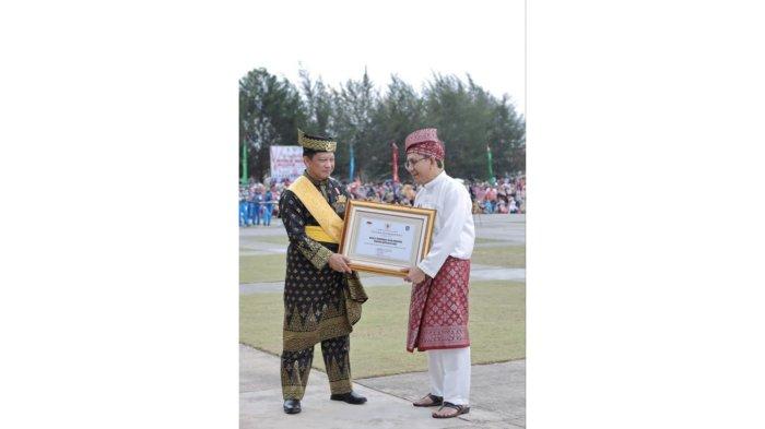 Kepala Perwakilan Bank Indonesia Kepulauan Riau Menerima Penghargaan