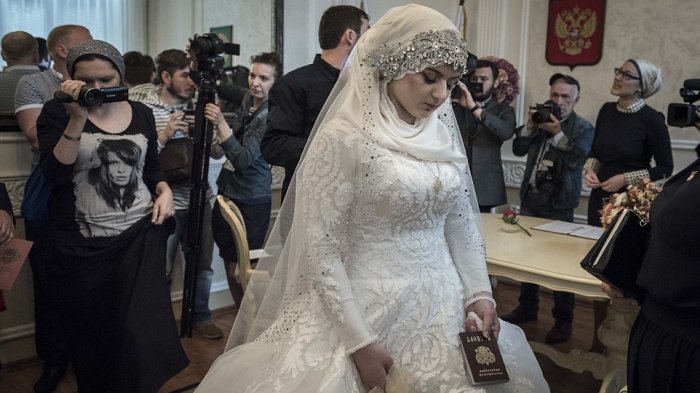 GAUN Pengantin Wanita Ini Cantik & Mewah tapi Dia Sedih dan Terus Menangis. Ternyata Ini Sebabnya