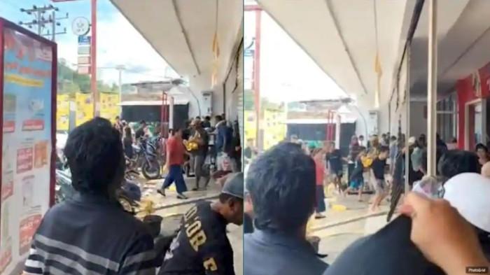 JARAH MINIMARKET -Jepretan layar warga yang tinggal di Desa Pandan, Kecamatan Pandan, Kabupaten Tapanuli Tengah menjarah minimarket lantaran sejak wilayah tersebut terisolir akibat bencana alam longsor dan banjir yang menutup akses ke lokasi, Sabtu (29/11/2025). Polda Sumut menyampaikan pihaknya memantau situasi, mengumpulkan informasi dan barang bukti.