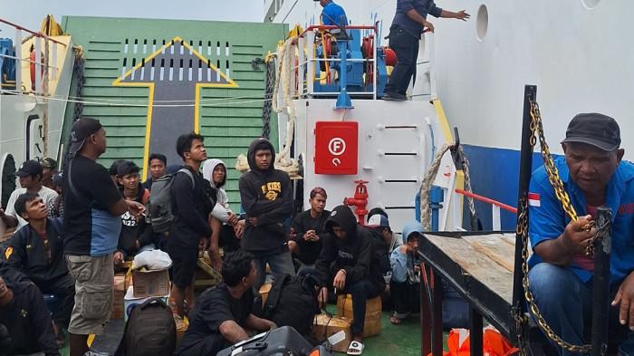 PENUMPANG KM KELUD KARIMUN - Para Penumpang KM Kelud berada Di Kapal Gadha Nusantara untuk menaiki Kapal Pelni KM kelud tujuan Belawan (Medan) pada Minggu (15/2/2026).