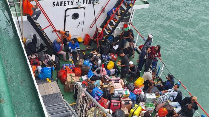 KM KELUD DI KARIMUN - Penumpang kapal Pelni KM Kelud yang berada di kapal Gadha Nusantara pada Kamis (15/1/2026).