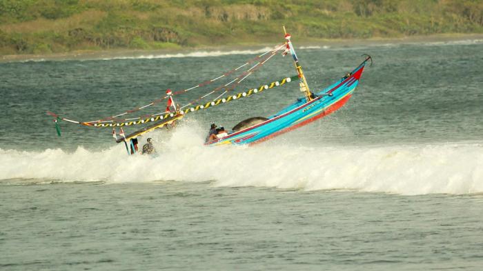 Angin Kencang dan Petir Intai Perairan Kepri, BMKG Keluarkan Imbauan Ini