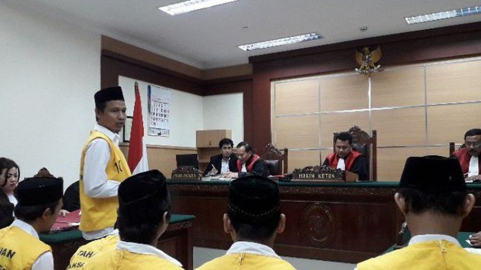 Ketua RT yang Gerebek dan Lucuti Pakaian Sepasang Kekasih Malah Menangis. Lho Kok?
