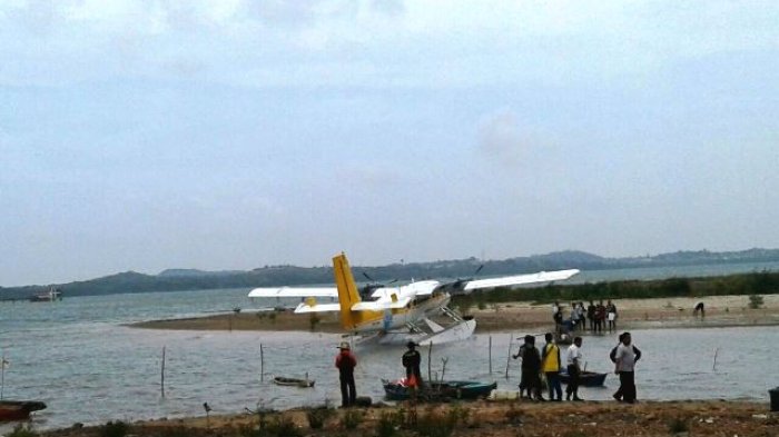 BREAKINGNEWS: Pesawat Berpenumpang 8 Orang Mendarat Darurat di Ocarina Batam. Begini Kondisinya