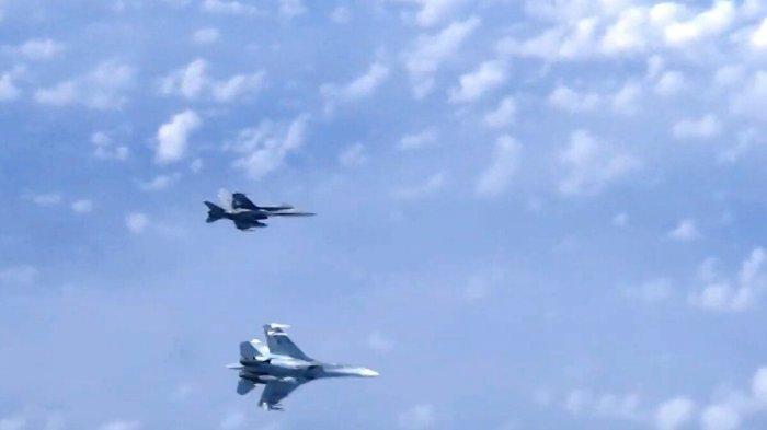 Pesawat Tempur Rusia Lindungi Pesawat Menteri Pertahanan yang Dibayangi F-18 NATO, Ini Videonya
