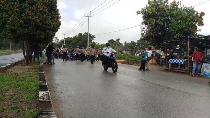 Gunakan Motor Klasik, Aunur Rafiq-Anwar Hasyim Datangi KPU Daftar Pilkada Karimun