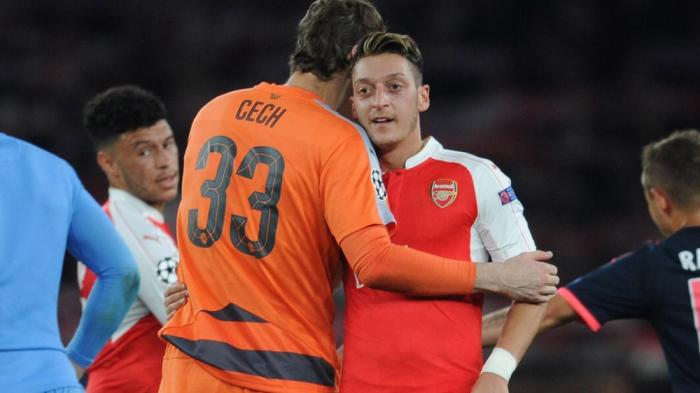 Penampilan Ozil dan Cech, Ingatkan Arsene Wenger pada Bergkamp dan David Seaman