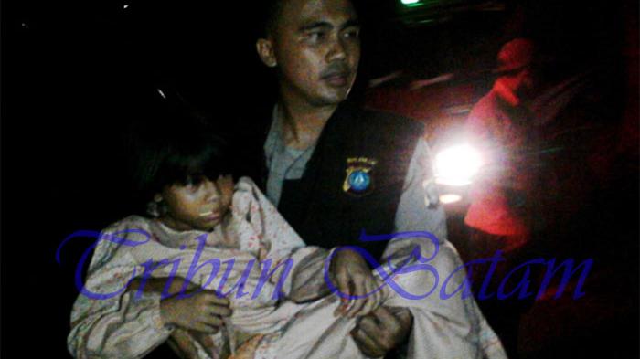 Dicari 'Kesana-kemari', Dayang Ditemukan di Samping Pohon Besar - petugas-membopong-dayang-saat-pertama-kali-ditemukan_20160302_221519.jpg