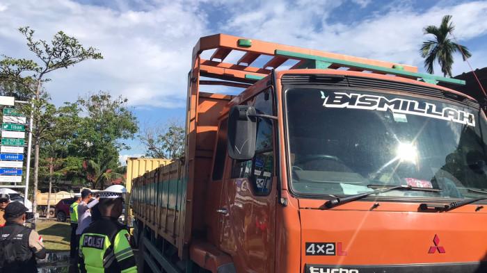 RAZIA DI BATAM - Petugas turut memeriksa kendaraan yang belum melakukan uji KIR depan kantor Dishub Batam, Senin (11/5/2026).