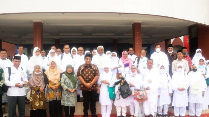 Pemkab Bintan Lepas 34 Calon Jemaah Haji Bintan Menuju Embarkasi Batam