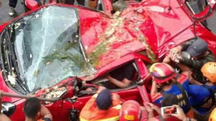 MEMILUKAN. Mobil Hancur, Rizky Tewas Terhimpit Atap Mobil yang Tertimpa Pohon Tumbang