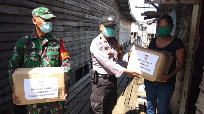 Bersama TNI, Personel Polres Tanjungpinang Door to Door Bagi 100 Paket Sembako ke Warga