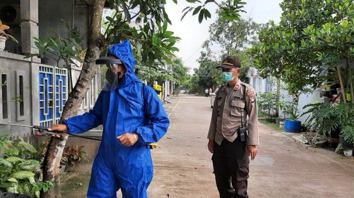 Polsek Batuaji Gerak Cepat Semprot Disinfektan Rumah Warga Terpapar Covid-19