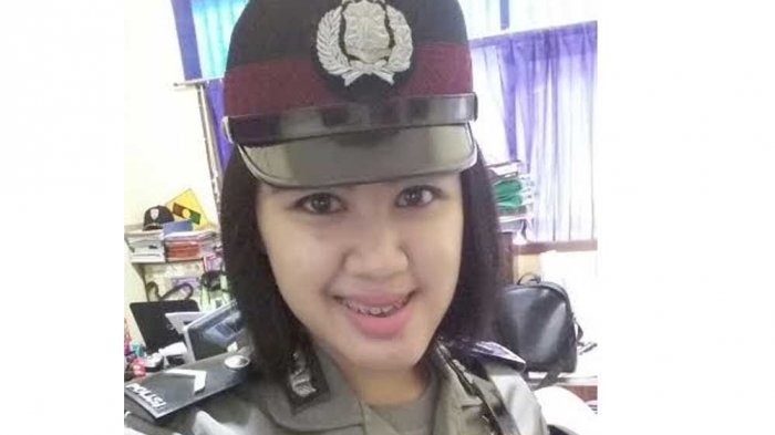 Heboh! Polwan Cantik Ini Tertabrak Sepeda Ontel Saat Menggerebek Pengedar Judi Togel