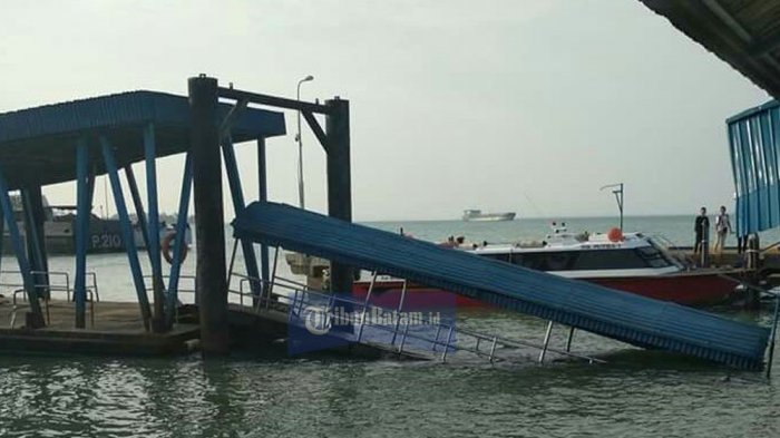 Penyeberangan Dermaga Apung Pelabuhan Roboh, Aktifitas di Lokasi Ditutup Sementara Waktu