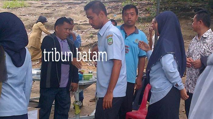 Sudianto Terus Menangis Menanti Ditemukannya Tubuh Samuel yang Tenggelam di Piayu Laut