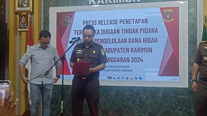 KAJARI KARIMUN - Kepala Kejaksaan Negeri (Kajari) Karimun, Dr Denny Wicaksono saat penetapan tersangka korupsi dana hibah KPU Karimun tahun anggaran 2024 di Kejari Karimun, Rabu (19/11/2025).
