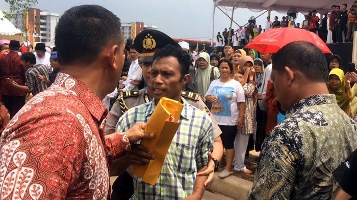 Terobos Barisan Paspampres, Seorang Pria Berusaha Temui Jokowi dan Serahkan Benda Ini