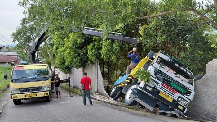 TRUK TERPROSOK DI KARIMUN - Proses evakuasi pemindahan barang muatan dari truk yang gagal nanjak i Jalan Bukit Sidomulyo, Kelurahan Tanjungbalai, Kabupaten Karimun Provinsi Kepulauan Riau, Senin (25/5/2026) sekira pukul 14.35 WIB.