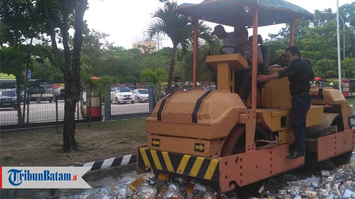 Pemusnahan Miras di Batam. Kapolresta Langsung Kendalikan Alat Berat dan Gilas Ribuan Miras