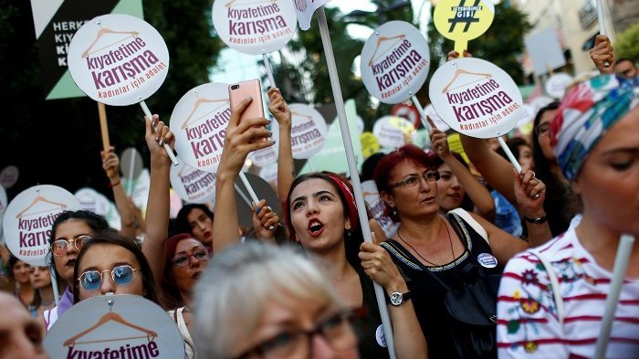 Protes Gaya Berpakaian Diatur, Ratusan Perempuan Turki Demo Bawa Celana Pendek