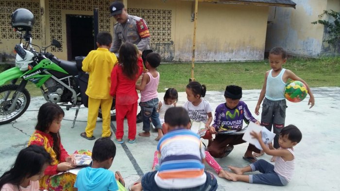 KEREN! Bripka Samson, Polisi Berkumis yang Jadi Incaran Anak-anak Berkat Pustaka Kelilingnya