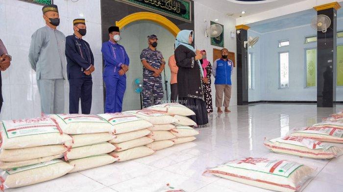 Rangkaian HUT Tanjung Pinang, Pemko Tanjungpinang Bagikan Beras untuk Warga Kurang Mampu
