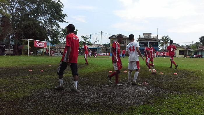 Peringati Hari Anak, Coca Cola Latih Ratusan Anak Batam Bermain Sepak Bola