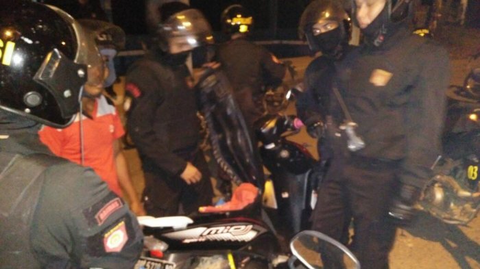 Pakai Gas Air Mata, Polres Barelang Bubarkan Balapan Liar Dini Hari Depan Kodim