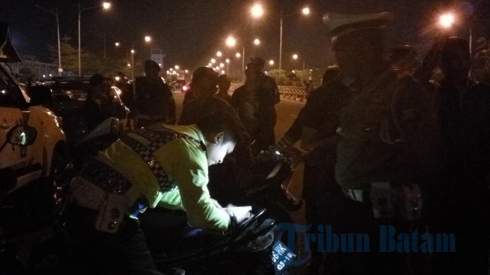 Masak Naik Motor Tidak Pakai Helm? Mau Tes Ilmu Ya? Kata Petugas Saat Razia di Karimun