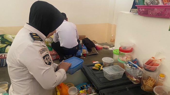RUTAN KARIMUN - Petugas memeriksa seluruh kamar secara menyeluruh di Rutan Karimun pada Blok Hunian wanita, Rabu (10/6/2026). Hasilnya, petugas menemukan barang terlarang seperti sendok besi, hangar besi, pinset dan peniti, tapi tidak menemukan handphone dan narkoba.