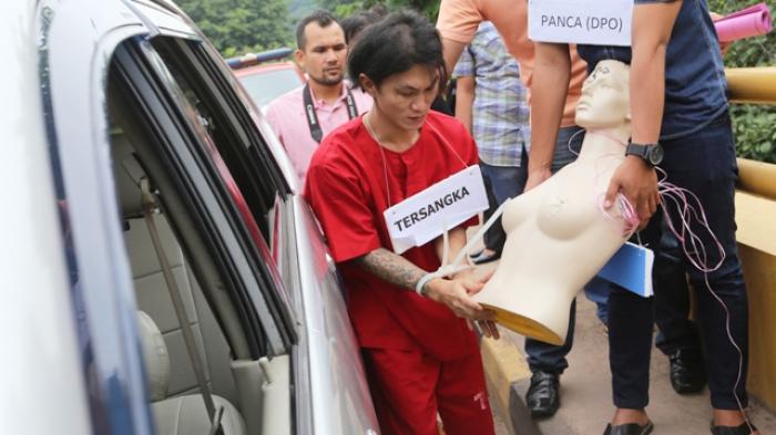 Rekontruksi Pembunuhan Dewi, Pelaku Rencanakan Pembunuhan Di Kampung Bule