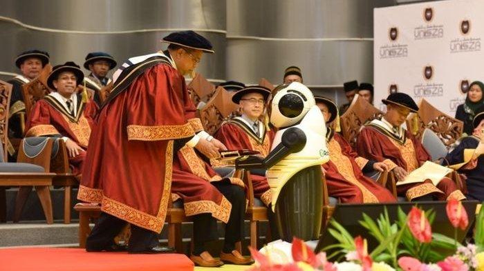 KEREN, Saat Upacara Wisuda, Kampus Ini Pakai Robot Rancangan Mahasiswanya