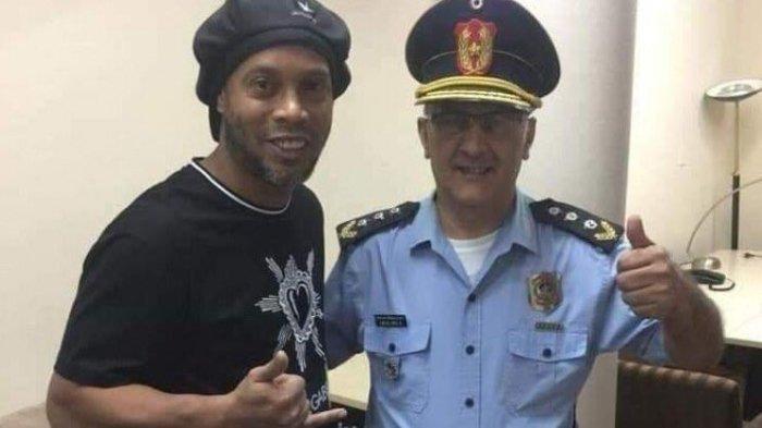 Setelah 32 Hari di Penjara Paraguay, Mantan Pemain Barcelona Ronaldinho Akhirnya Dibebaskan
