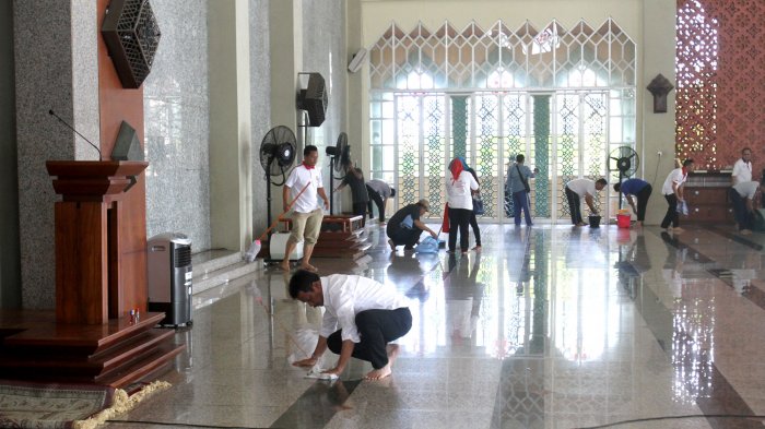 Sambut 1 Muharram, Walikota Batam Rudi Kerahkan Pegawai Pemko Bersihkan Masjid Raya