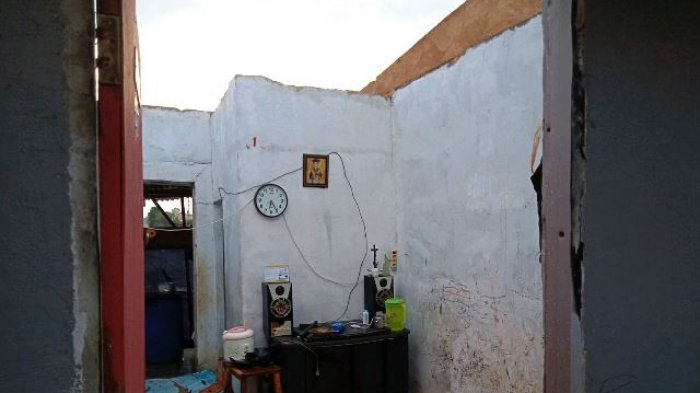 BREAKINGNEWS:Hujan dan Angin Kencang Pagi Tadi Luluh-lantakkan Atap Rumah Warga di Batam