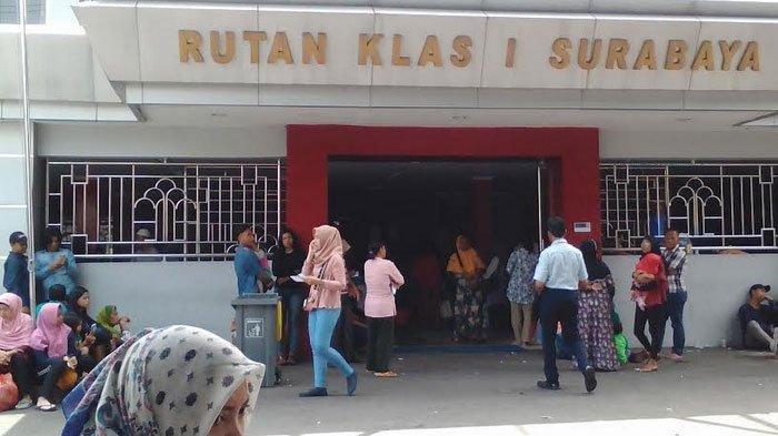 Mulan Jameela Besuk Ahmad Dhani di Rutan Medaeng Sidoarjo, Dikelilingi 6 Pria Badan Tegap