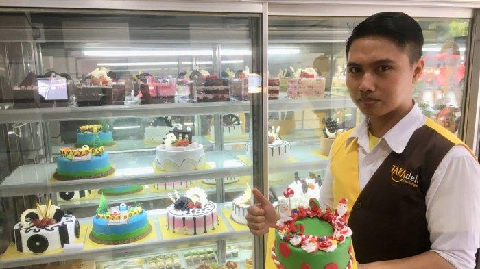 Cakes With Christmas Themed Hunted by Batam Citizens, Takadeli Offer Various Models
