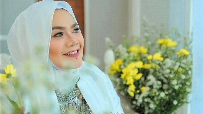 WOW. Istri Faisal Haris Pernah Jadi Bintang Video Klip Inka Christie. Lagunya Mirip Kisah Dia